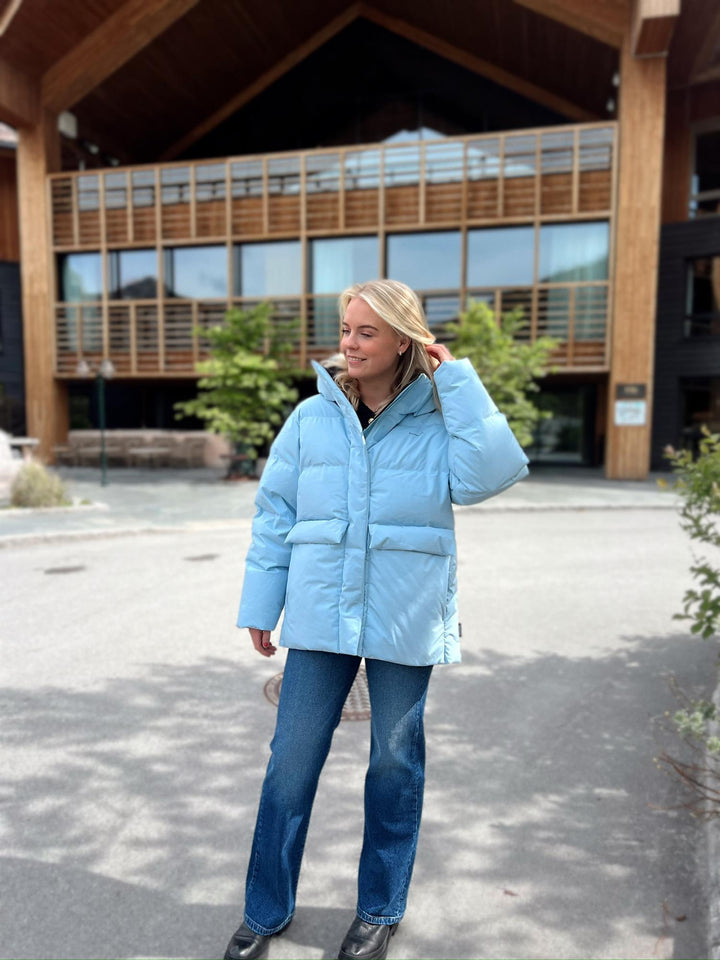 Kelwyn | Women’s mid-length winter jacket with an oversized structured silhouette