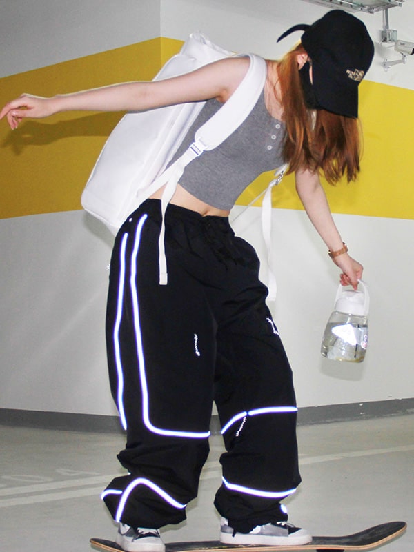 Cadenza | Women’s baggy snow pants with reflective detailing and multi-pocket design