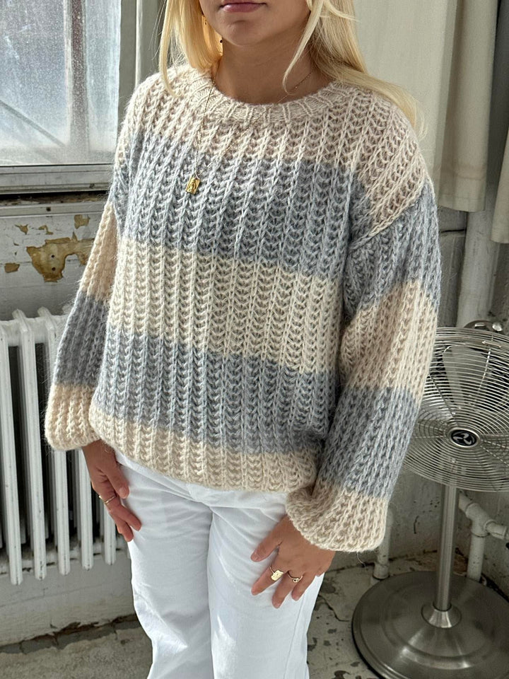 Samira | Women’s oversized knitted sweater with wide sleeves and striped design