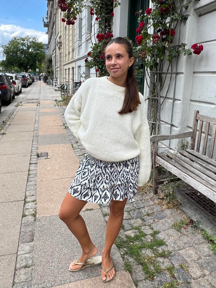 Lily | Women’s knit sweater with round neck and balloon sleeves