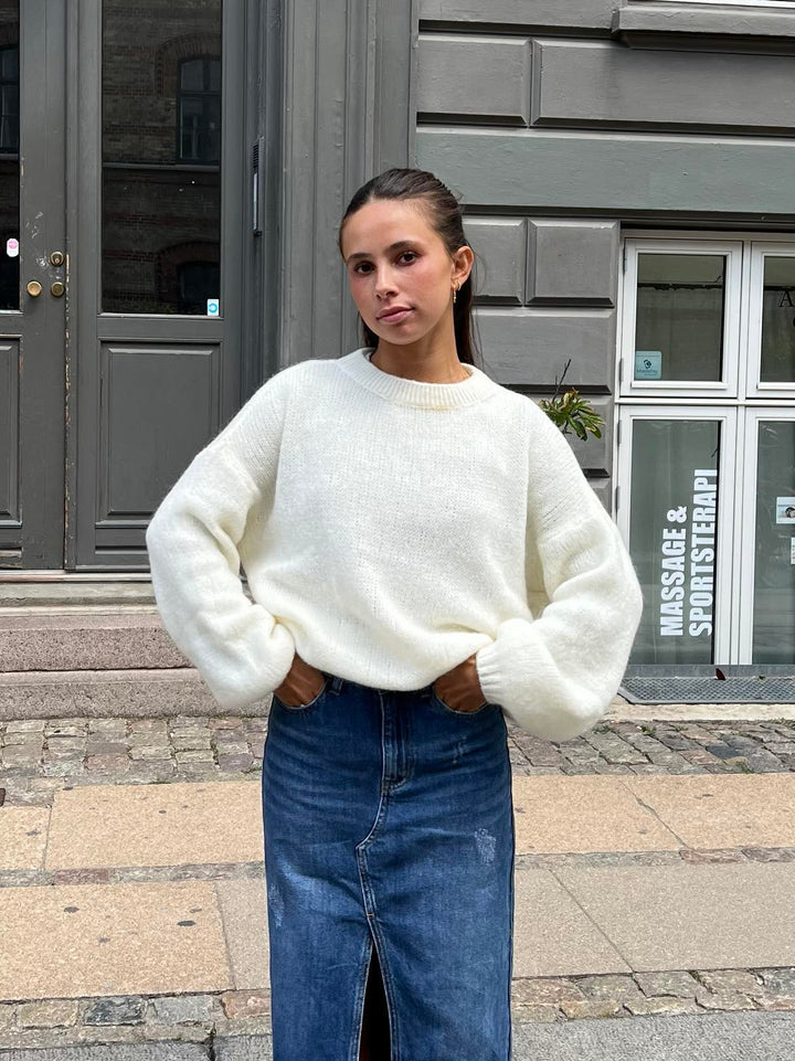 Lily | Women’s knit sweater with round neck and balloon sleeves