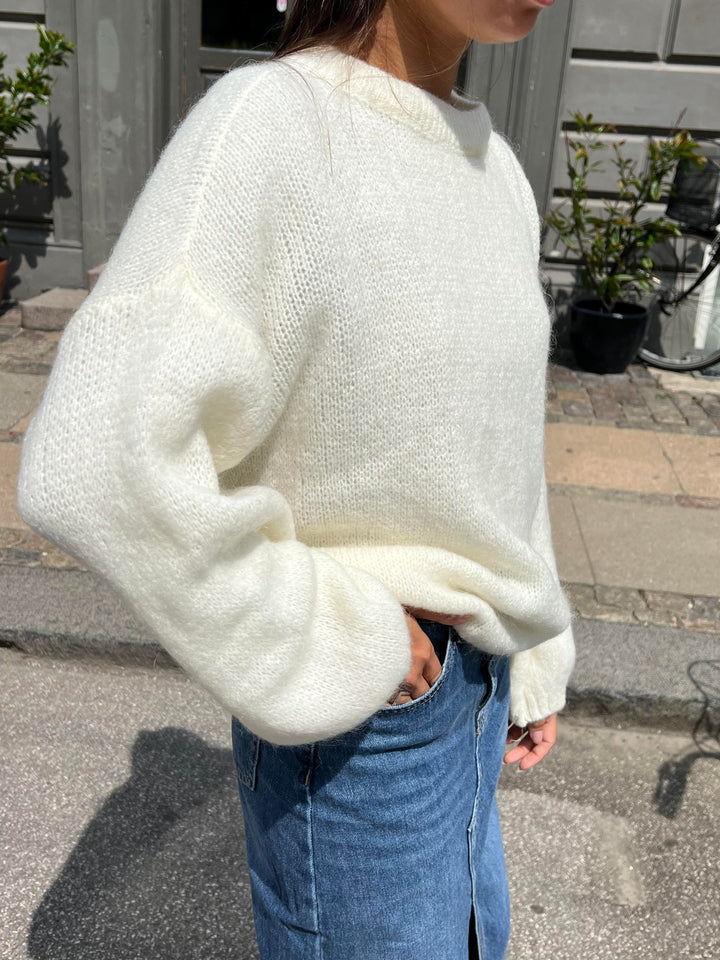Lily | Women’s knit sweater with round neck and balloon sleeves