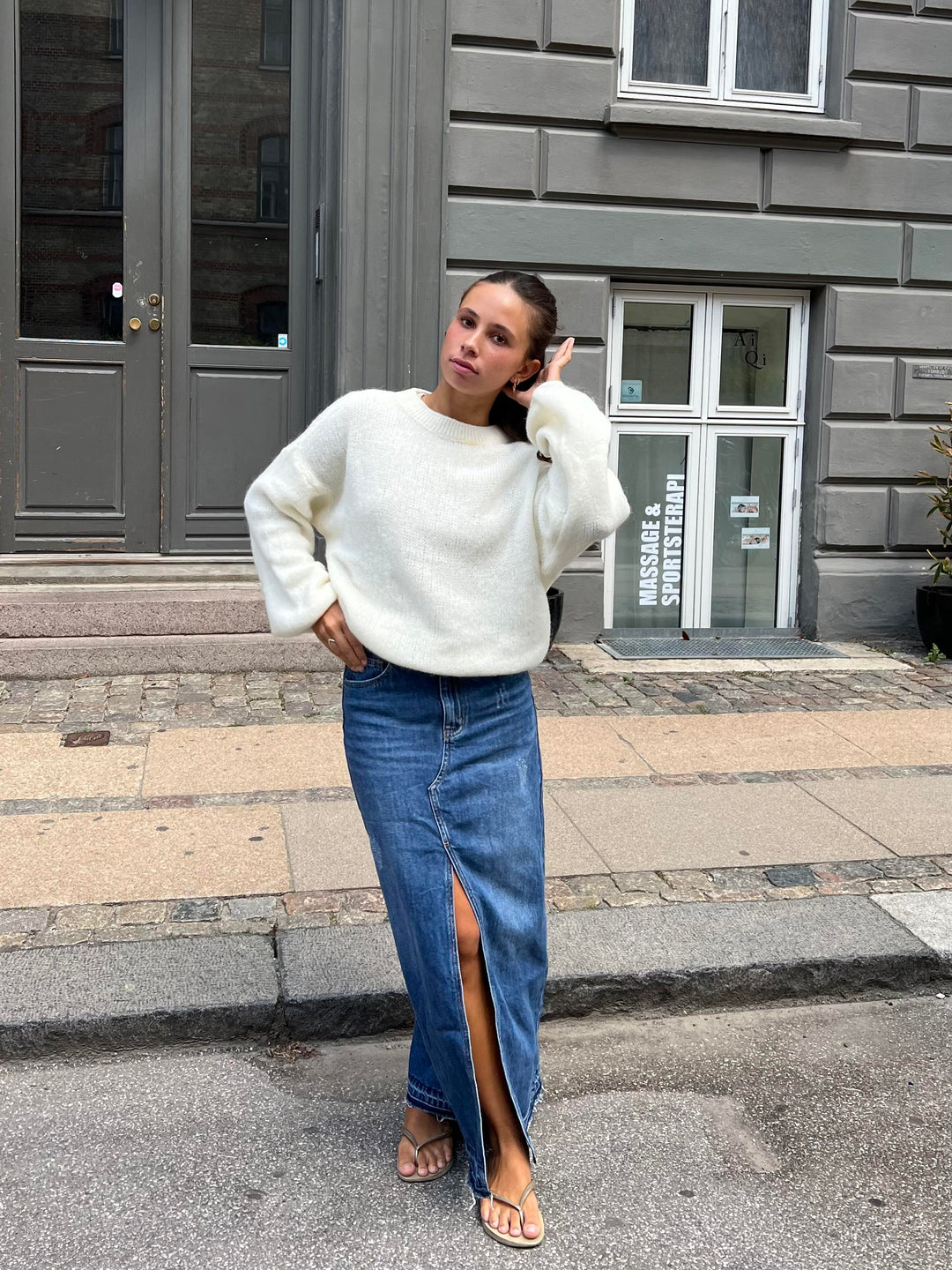 Lily | Women’s knit sweater with round neck and balloon sleeves