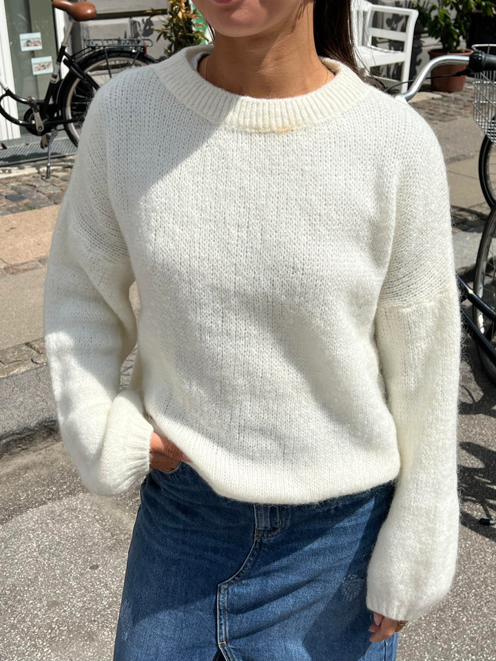 Lily | Women’s knit sweater with round neck and balloon sleeves