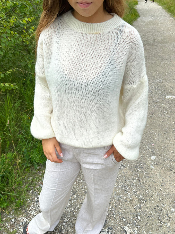 Lily | Women’s knit sweater with round neck and balloon sleeves