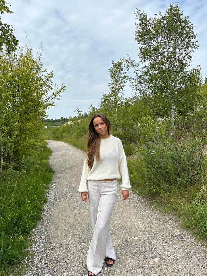 Lily | Women’s knit sweater with round neck and balloon sleeves