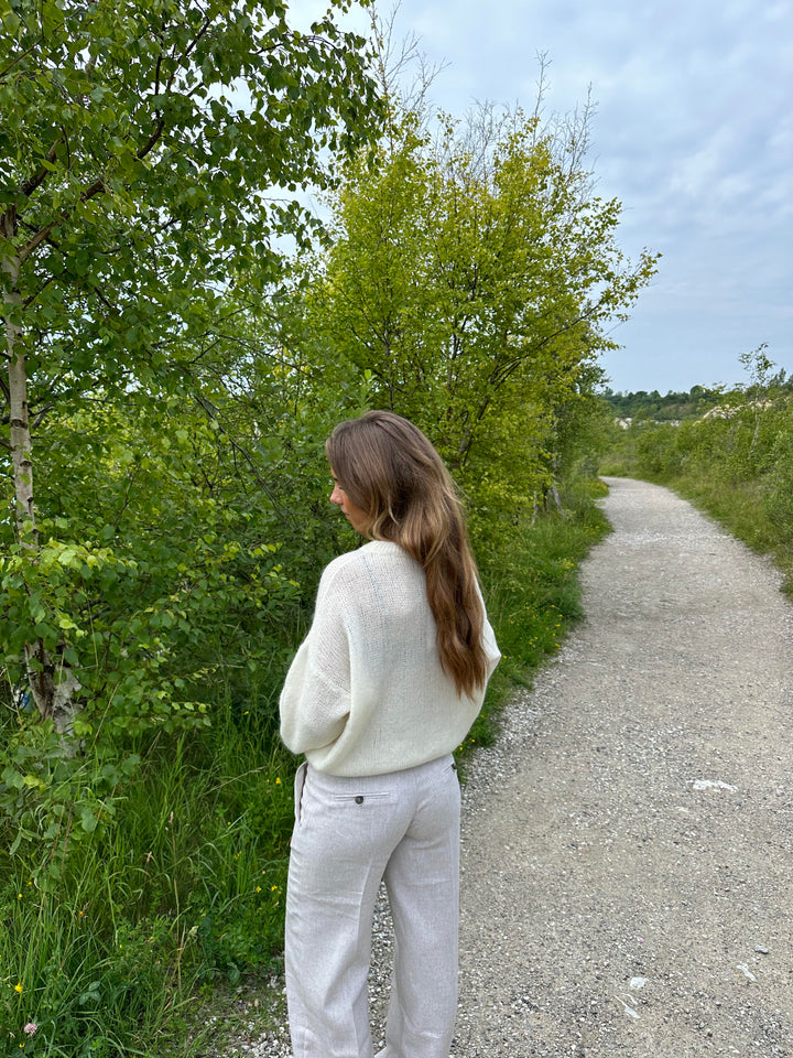 Lily | Women’s knit sweater with round neck and balloon sleeves