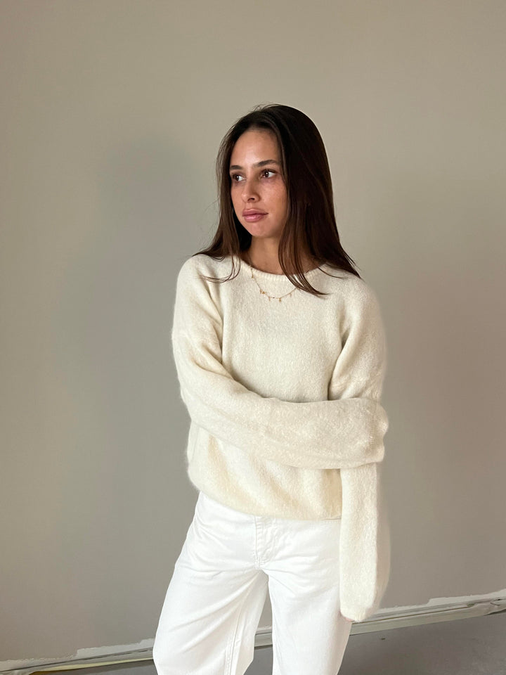 Kira | Women’s oversized knitted sweater with long sleeves
