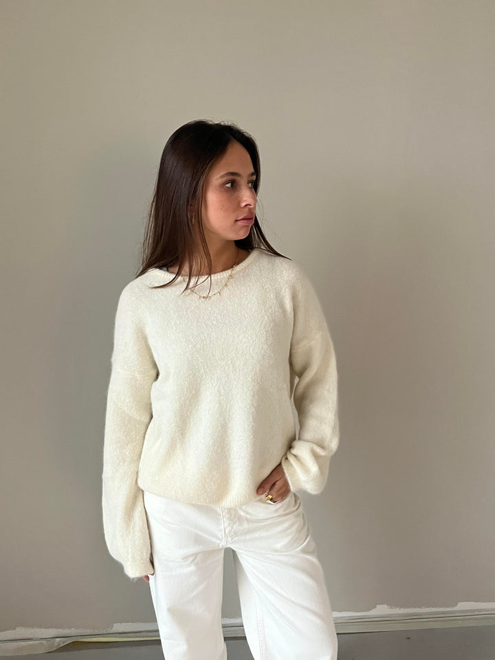 Kira | Women’s oversized knitted sweater with long sleeves