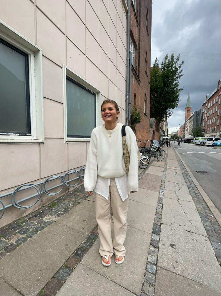 Lily | Women’s knit sweater with round neck and balloon sleeves