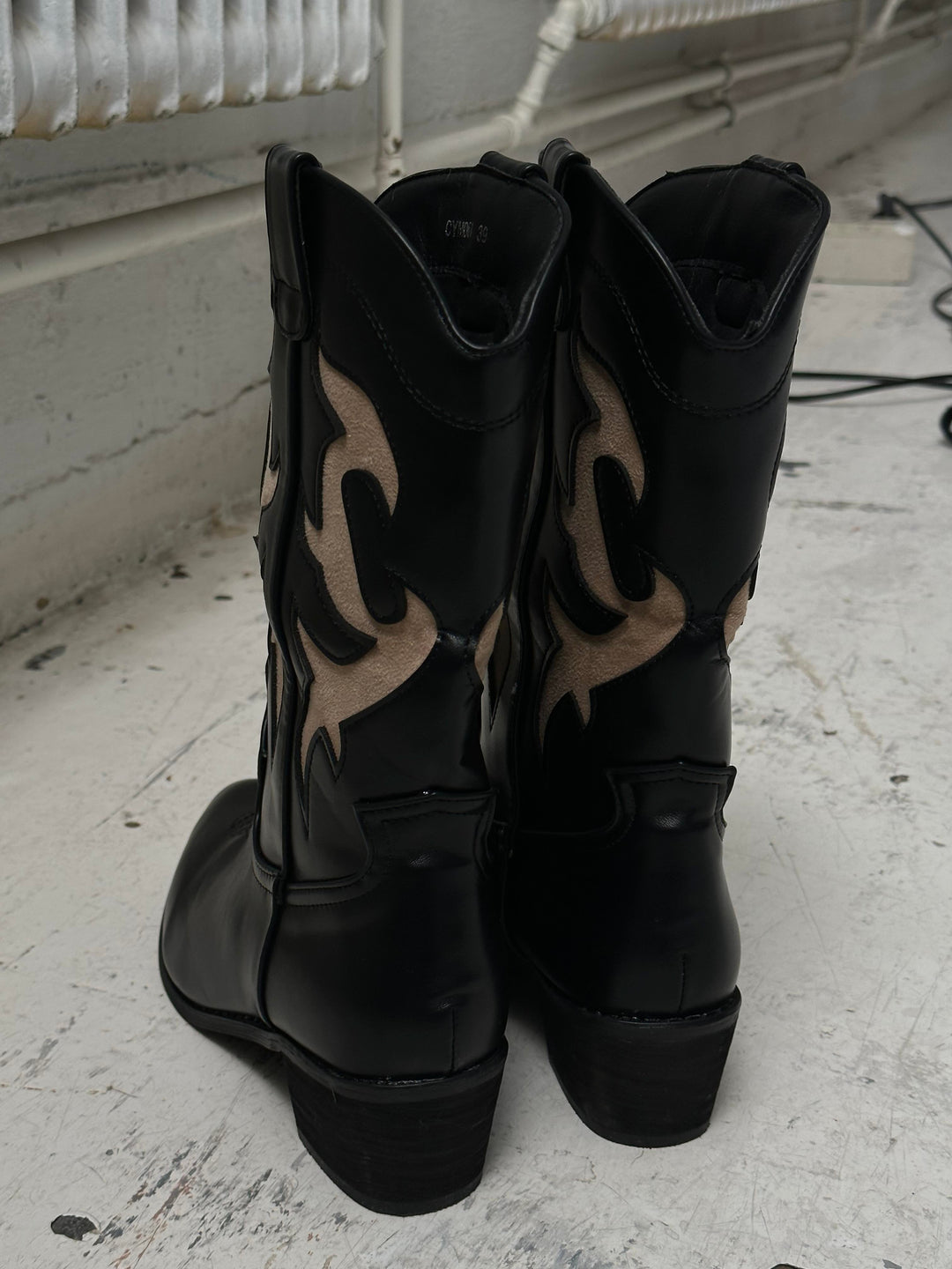 Natasha | Women’s cowboy boots with beige pattern and mid-shin cut