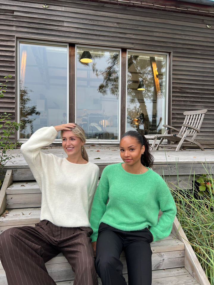 Kira | Women’s oversized knitted sweater with long sleeves