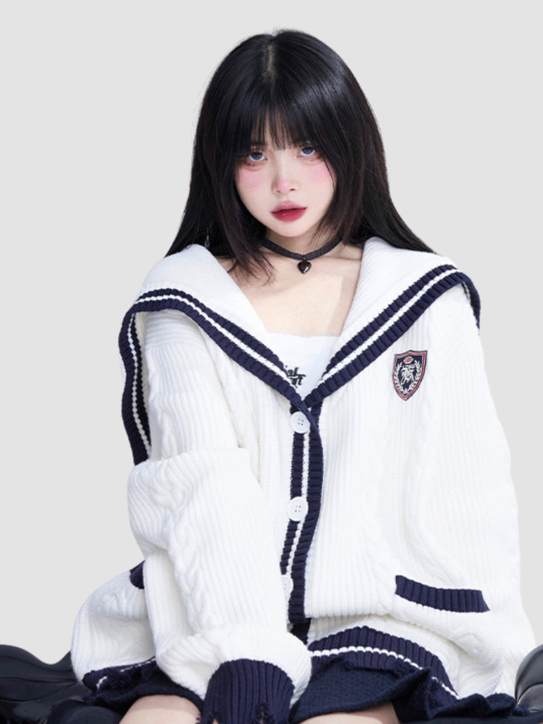 Mille | Women’s long knit cardigan with navy collar and button closure