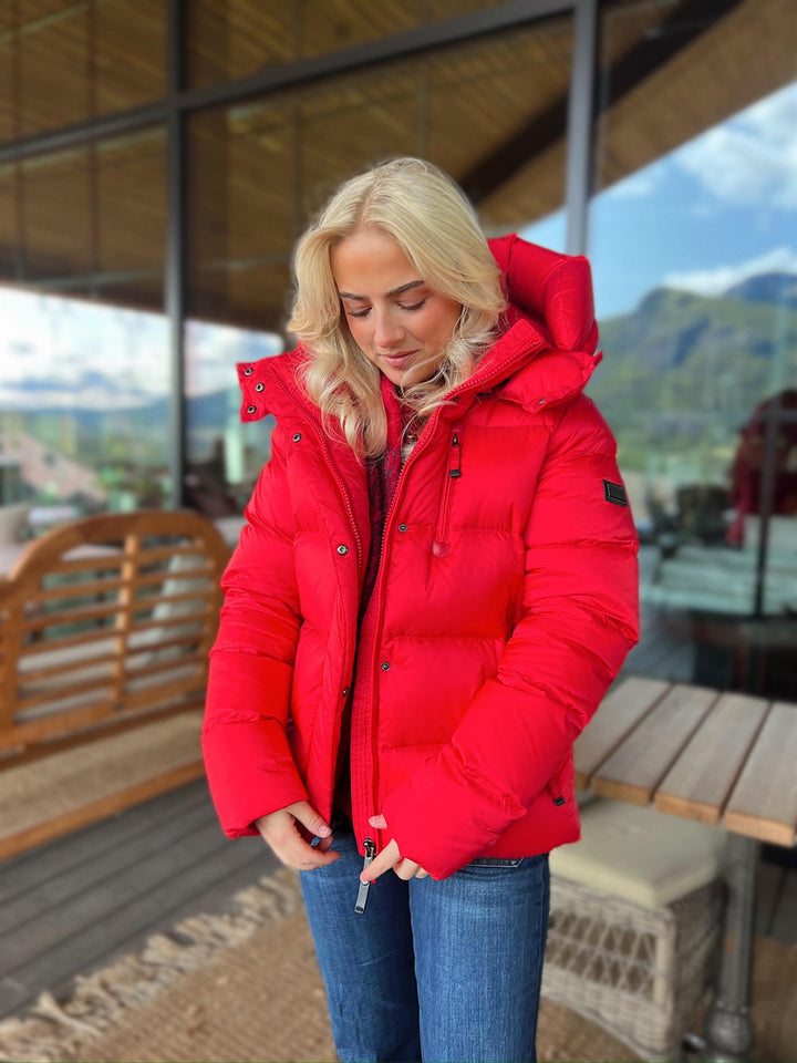 Jesara | Women’s short winter jacket with a structured hood and sculpted silhouette