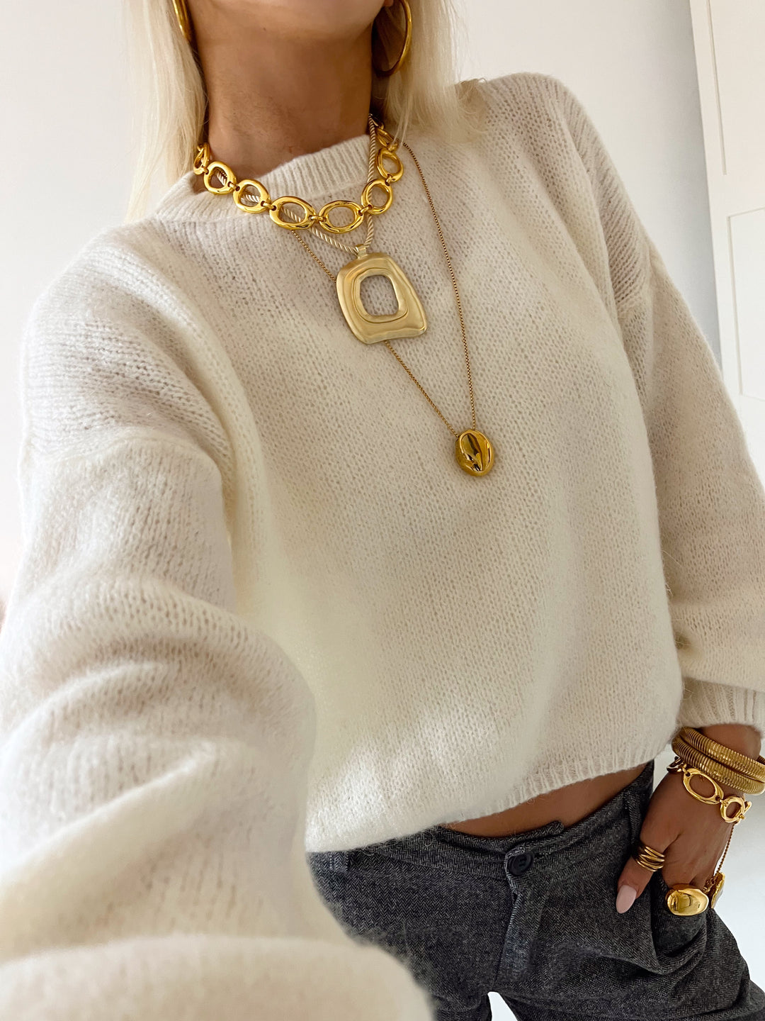 Lily | Women’s knit sweater with round neck and balloon sleeves