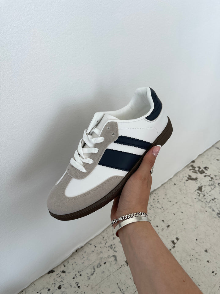 Nala | Women’s low-top sneakers with contrast stripes and lace-up design