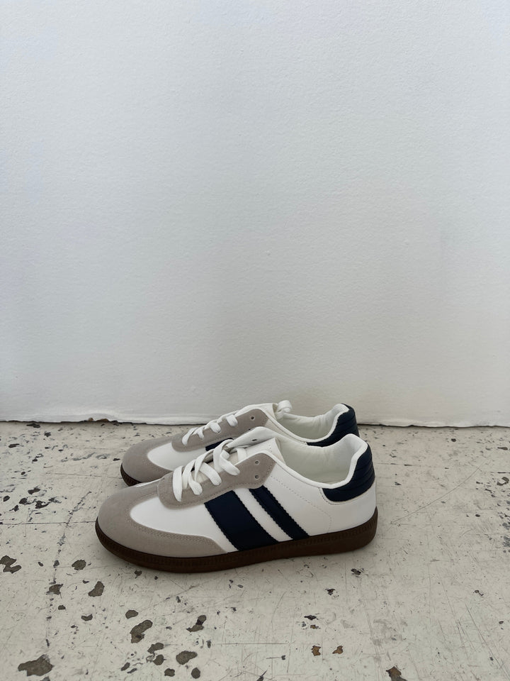 Nala | Women’s low-top sneakers with contrast stripes and lace-up design