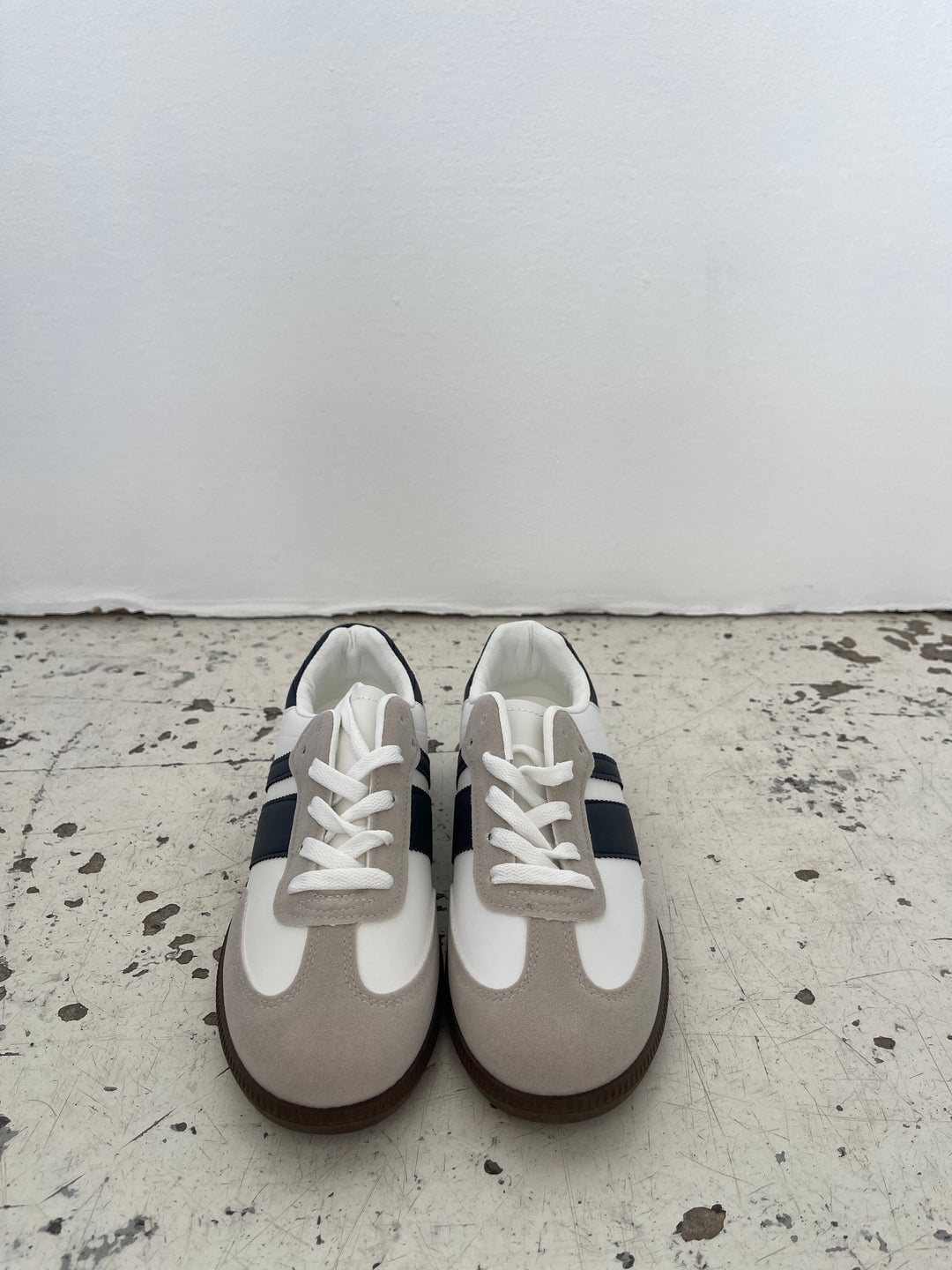 Nala | Women’s low-top sneakers with contrast stripes and lace-up design