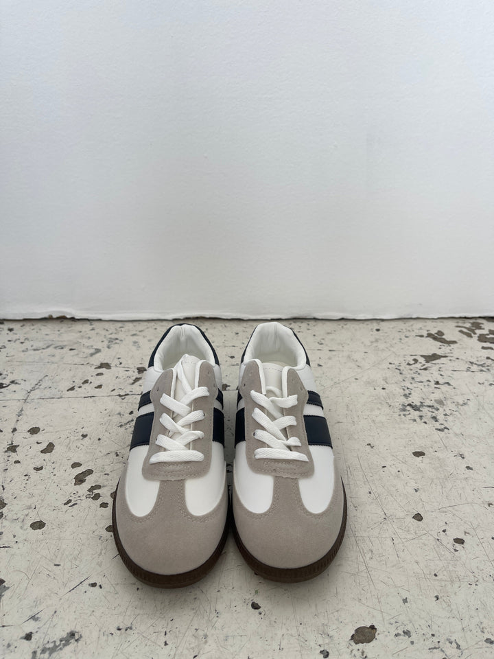 Nala | Women’s low-top sneakers with contrast stripes and lace-up design