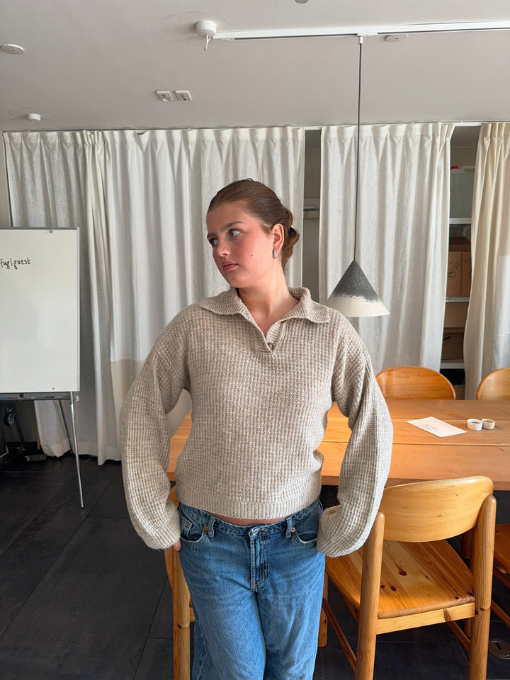 Nelly | Women’s knitted sweater with collar and long sleeves