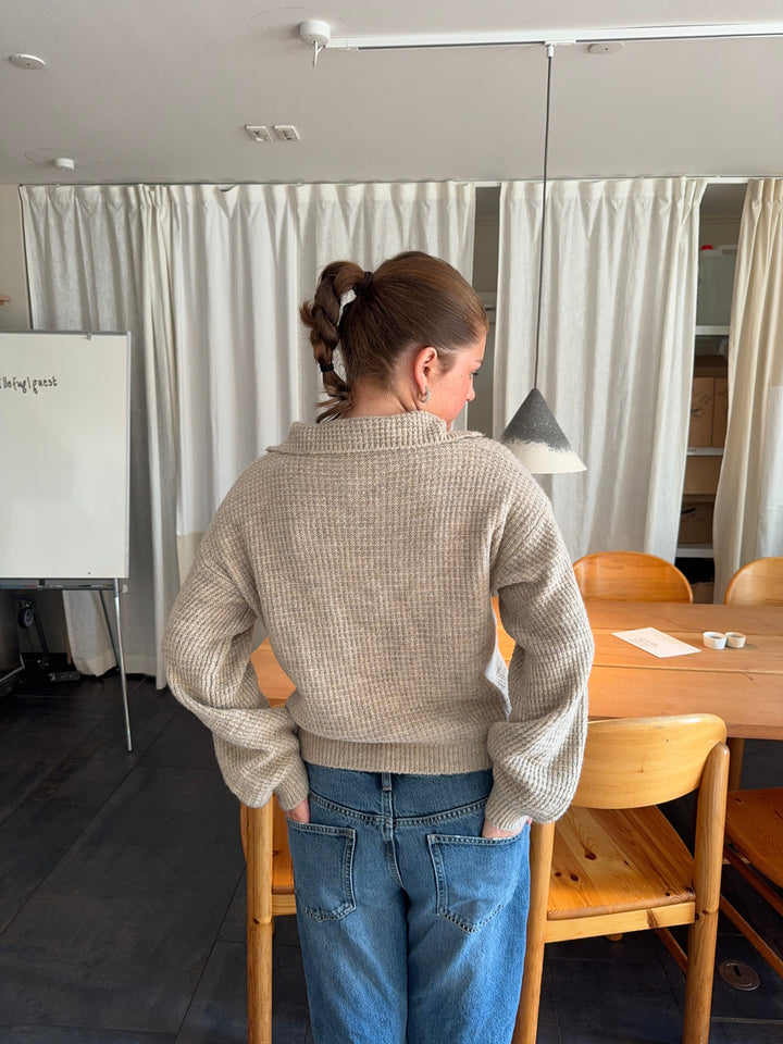 Nelly | Women’s knitted sweater with collar and long sleeves