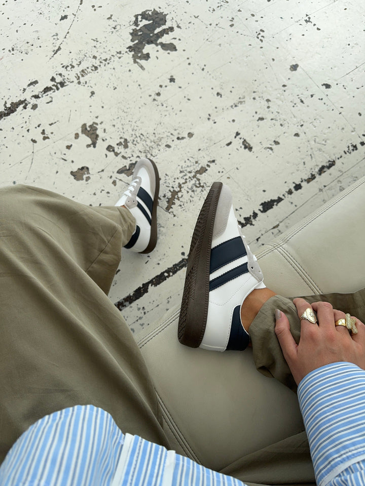 Nala | Women’s low-top sneakers with contrast stripes and lace-up design
