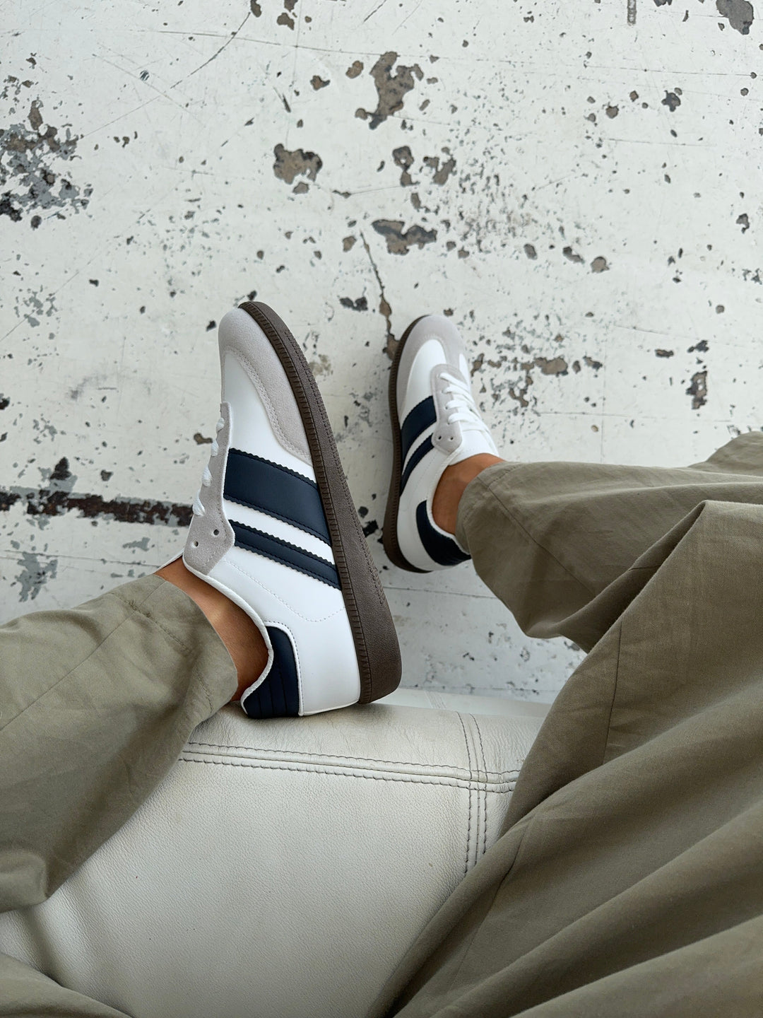 Nala | Women’s low-top sneakers with contrast stripes and lace-up design