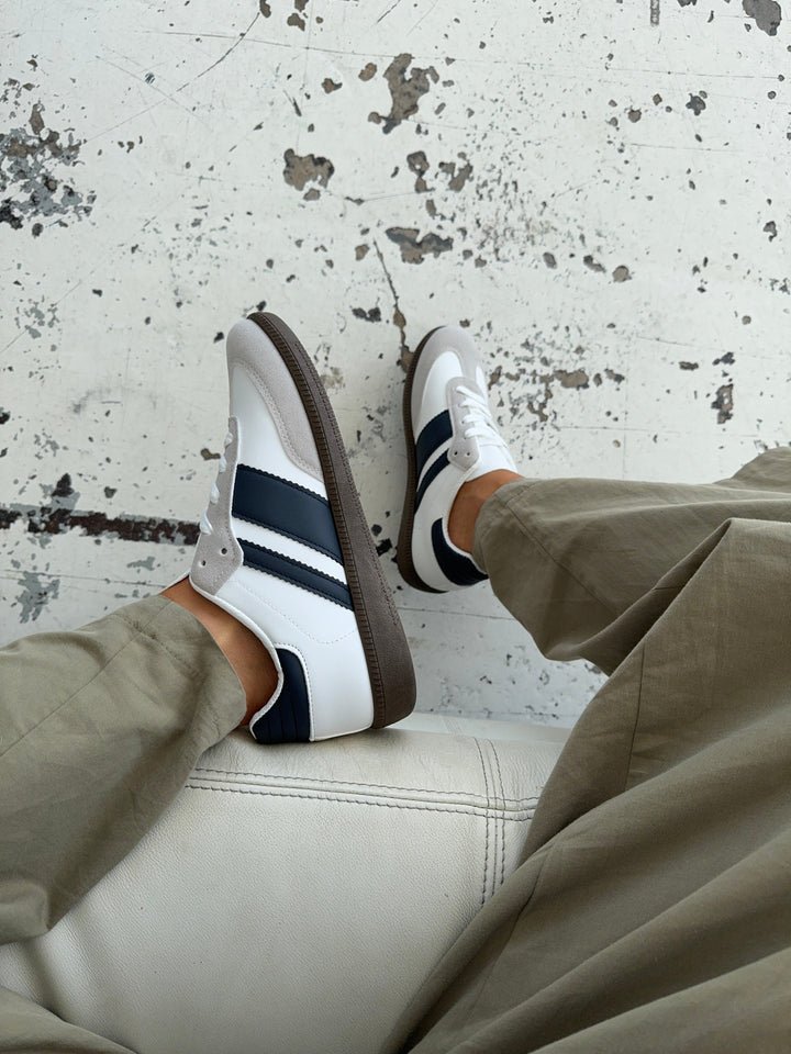 Nala | Women’s low-top sneakers with contrast stripes and lace-up design