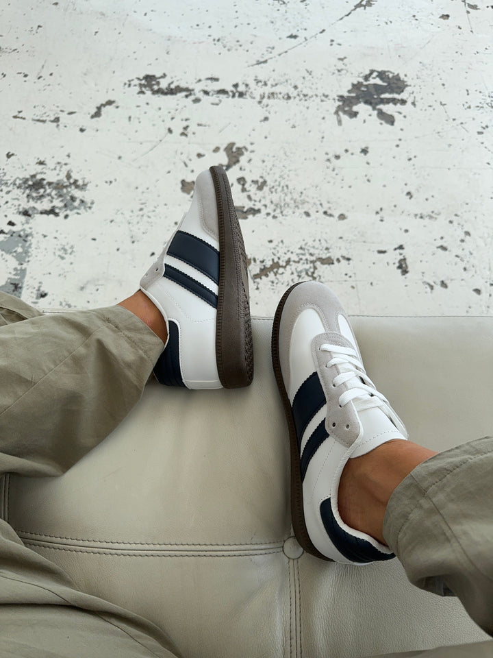 Nala | Women’s low-top sneakers with contrast stripes and lace-up design