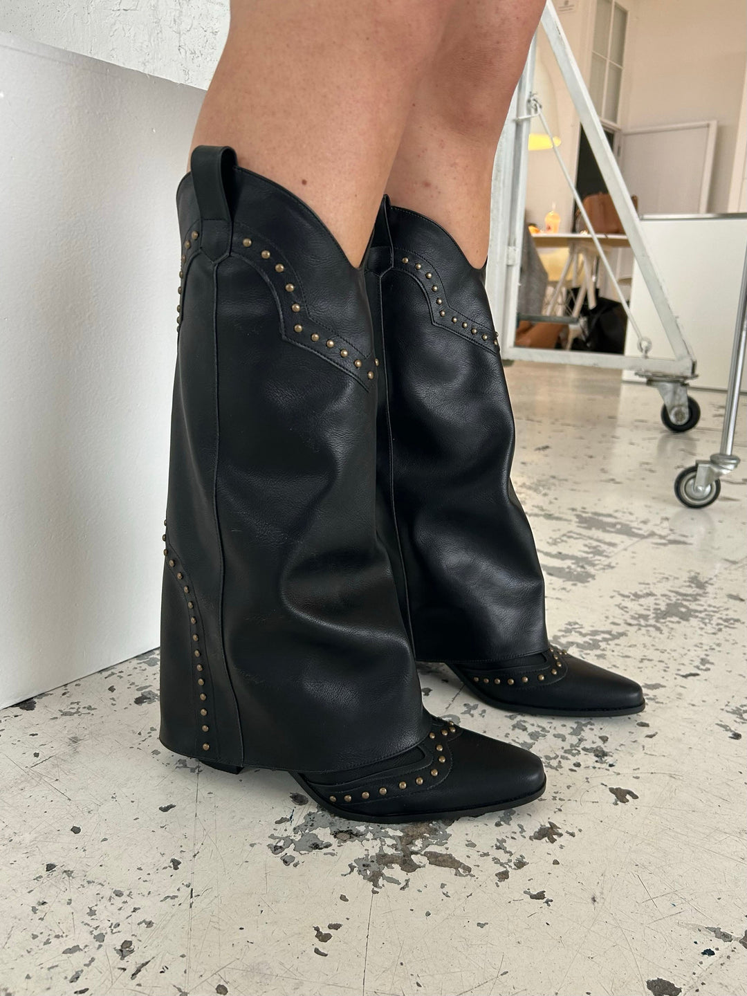 Alyssa | Women’s knee-high boots with gold accents and small heel
