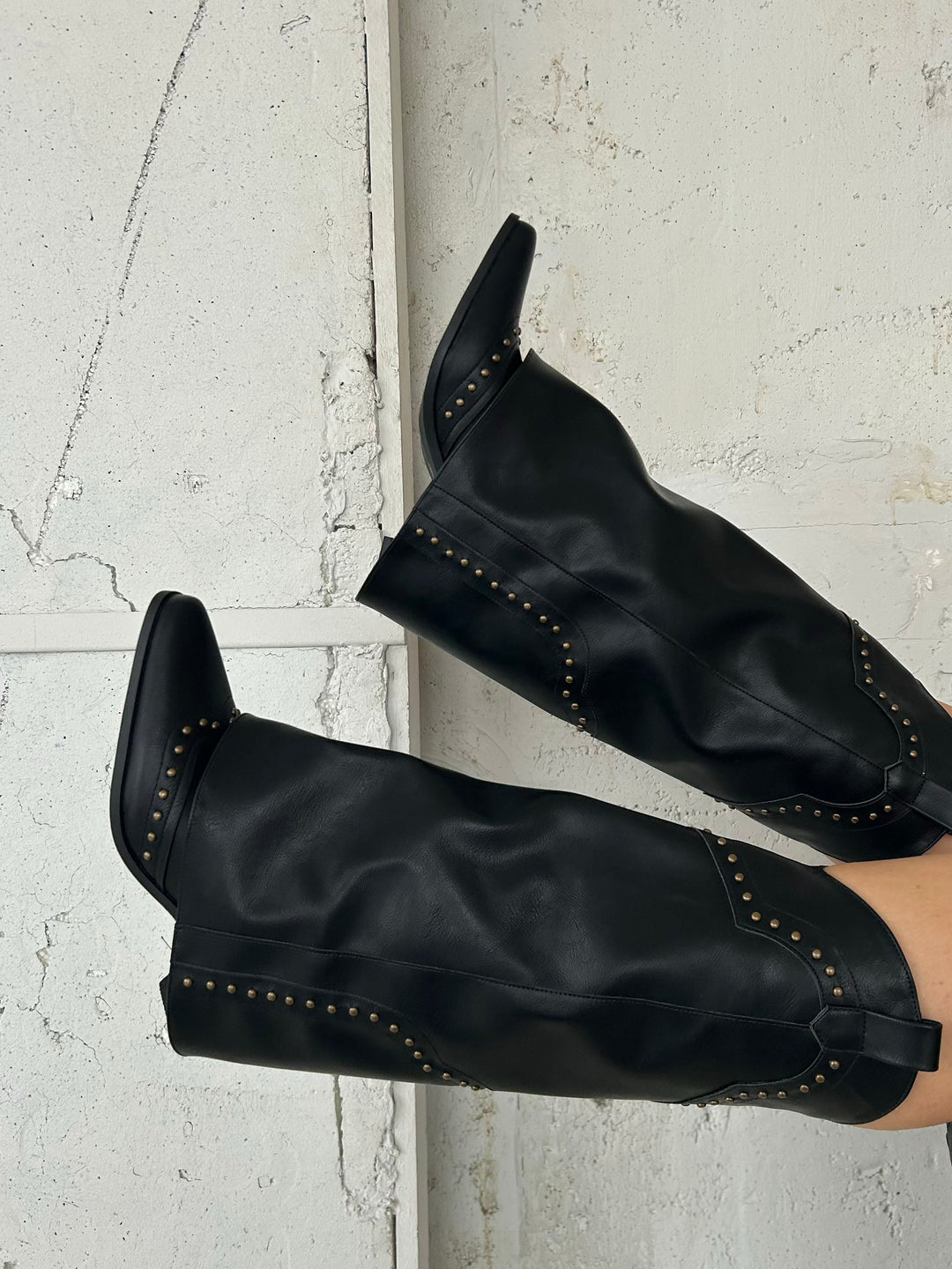 Alyssa | Women’s knee-high boots with gold accents and small heel