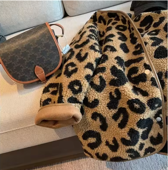 Hillary | Women’s leopard-pattern fleece jacket with a soft, relaxed profile