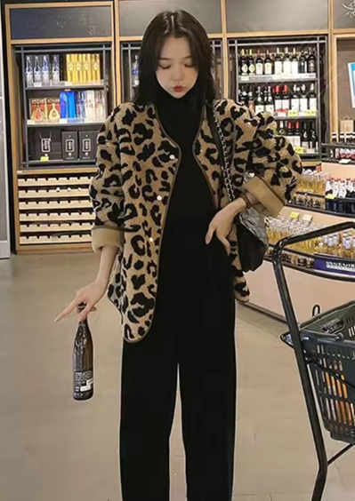 Hillary | Women’s leopard-pattern fleece jacket with a soft, relaxed profile