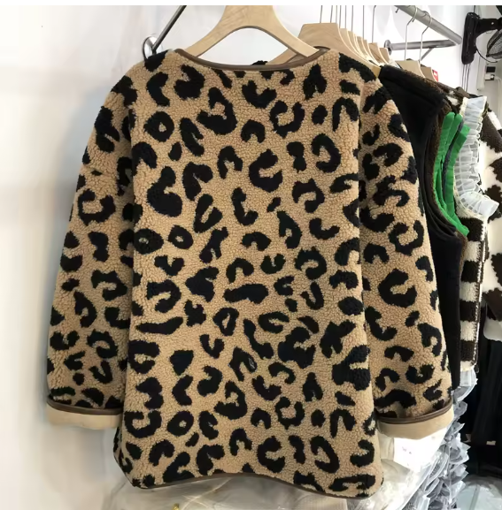 Hillary | Women’s leopard-pattern fleece jacket with a soft, relaxed profile