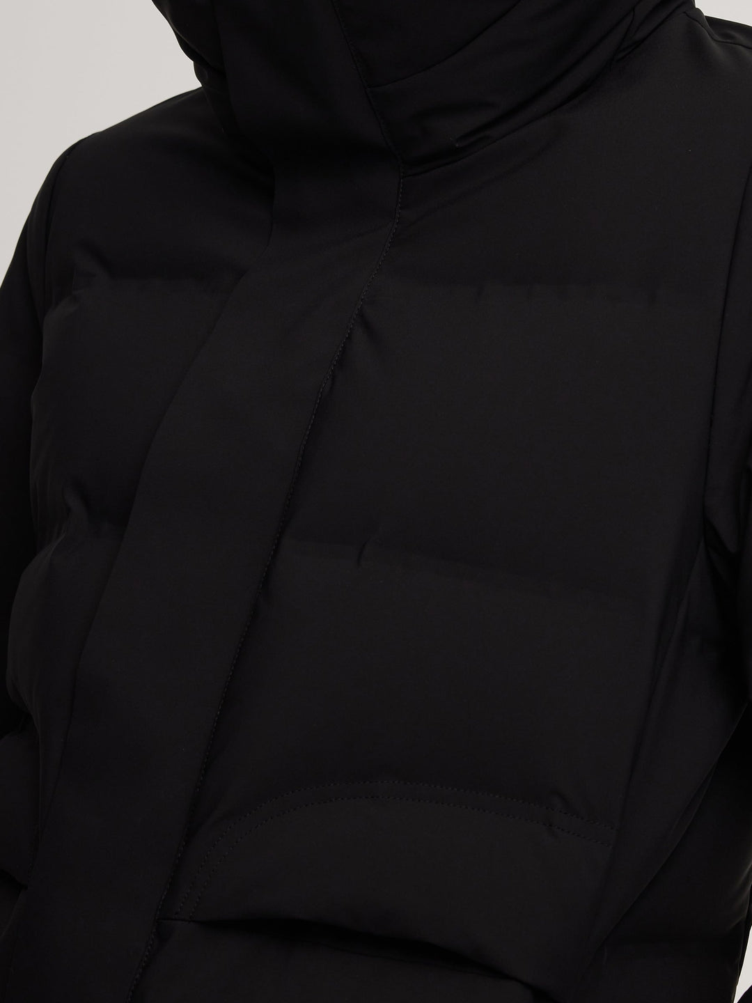 Saelyn | Women’s thermal hooded winter coat with a streamlined, weather-ready silhouette