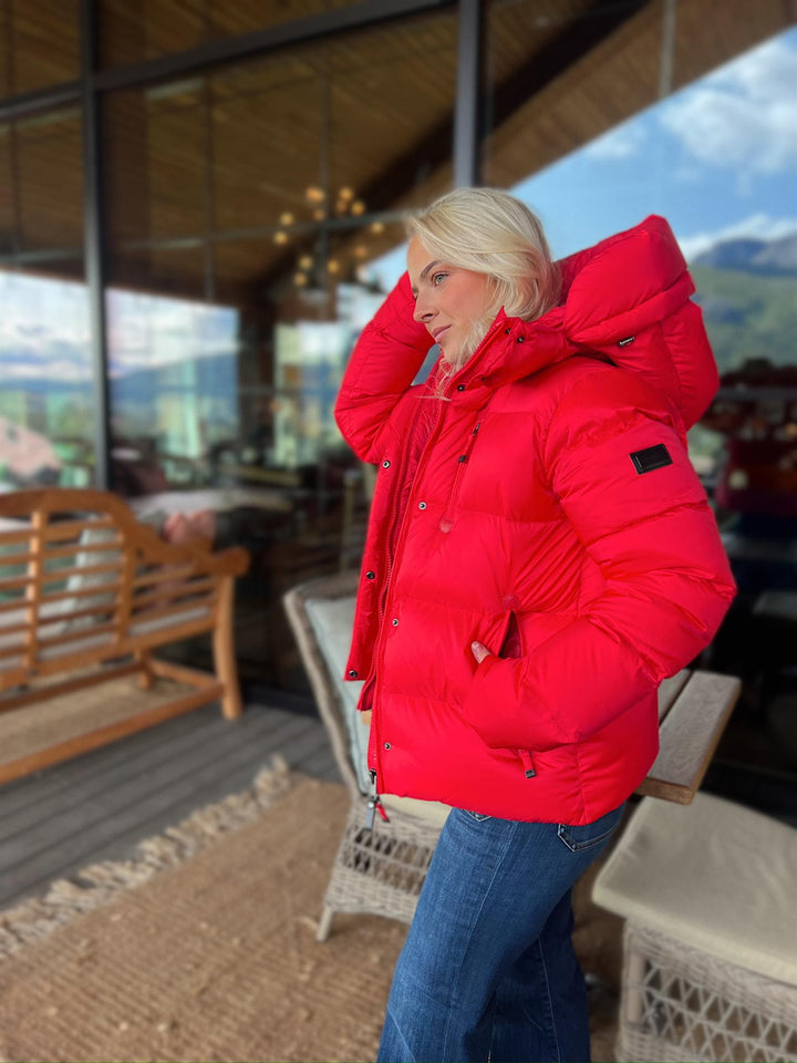 Jesara | Women’s short winter jacket with a structured hood and sculpted silhouette