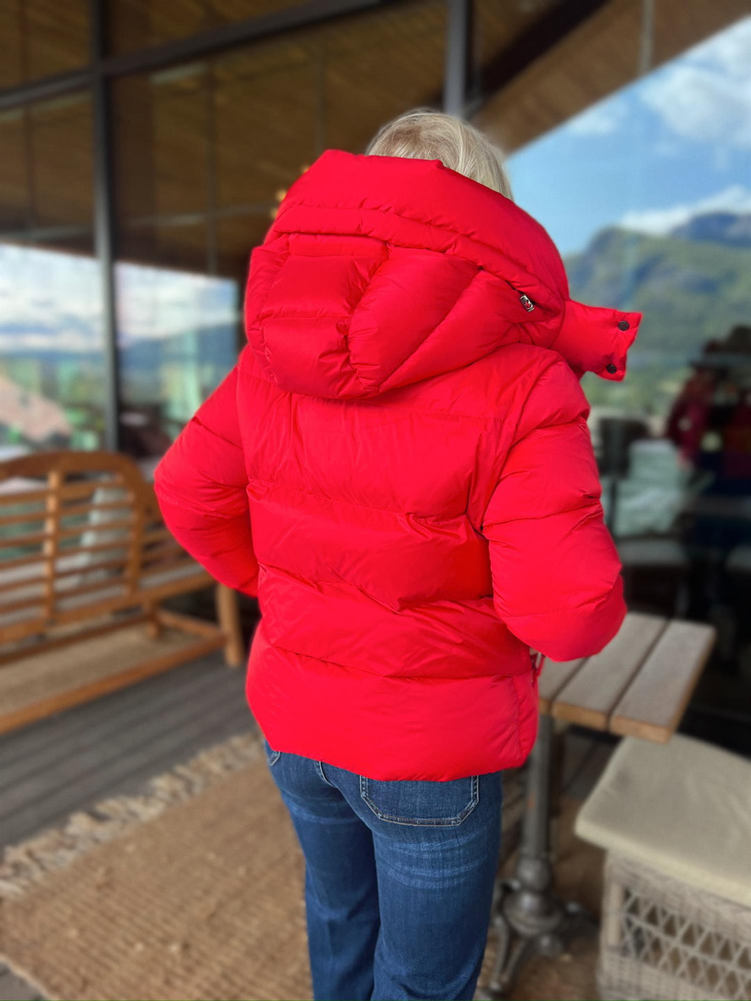 Jesara | Women’s short winter jacket with a structured hood and sculpted silhouette