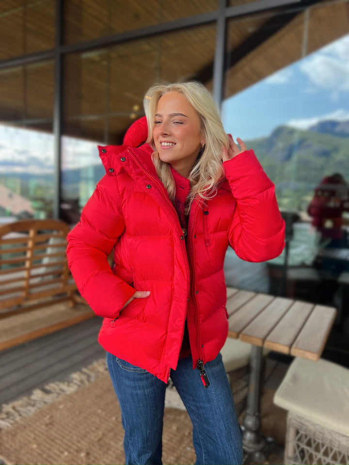 Jesara | Women’s short winter jacket with a structured hood and sculpted silhouette