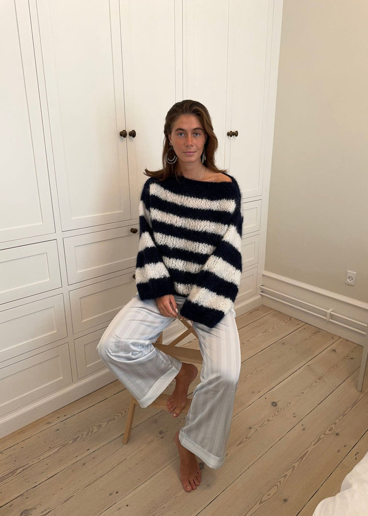 Violet | Women’s sweater knitting pattern and yarn kit