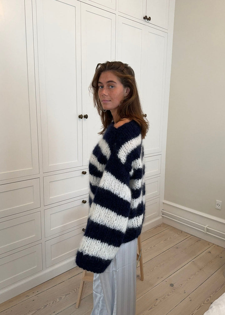 Violet | Women’s sweater knitting pattern and yarn kit