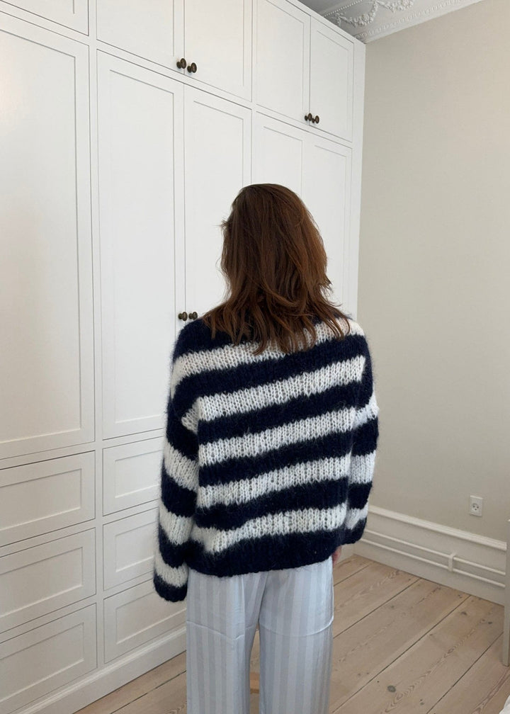 Violet | Women’s sweater knitting pattern and yarn kit
