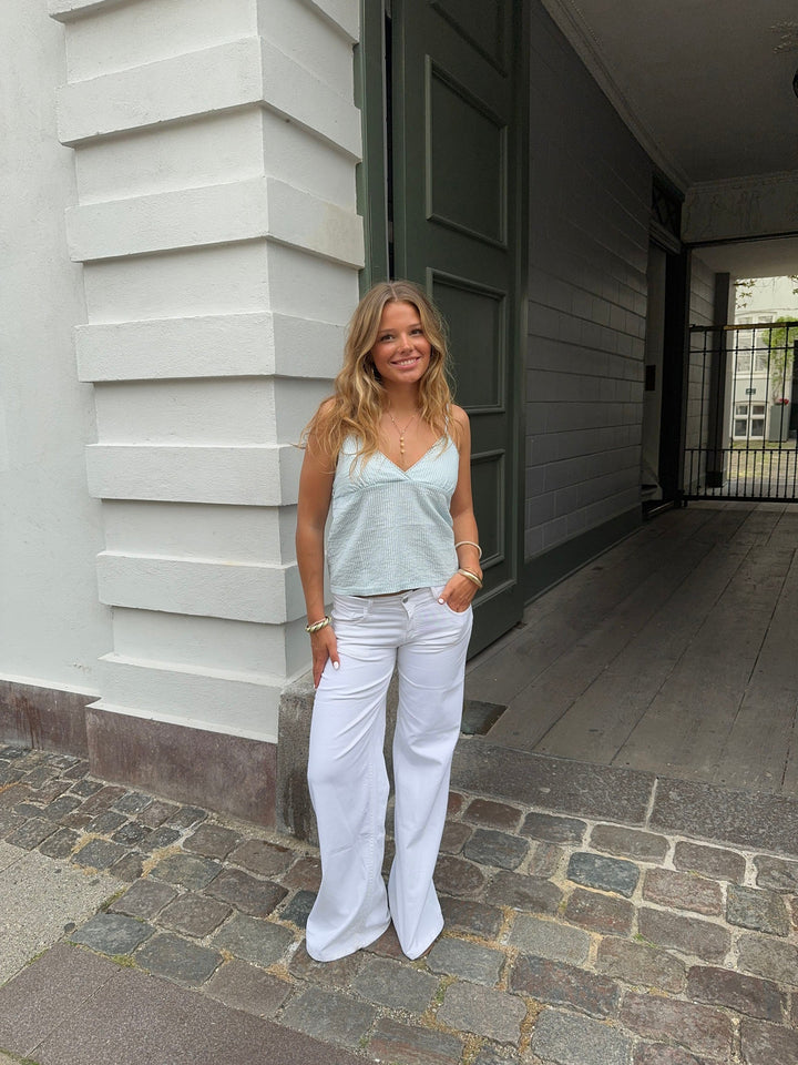 Talia | Women’s low-waisted jeans with slim cut and clean outline