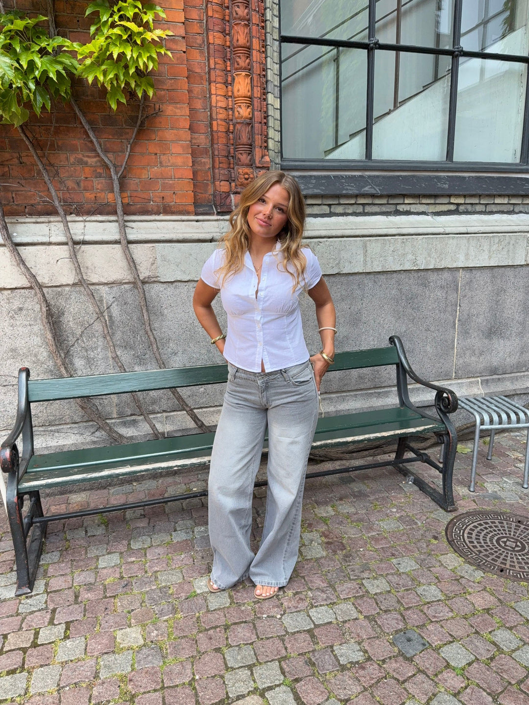 Tabitha | Women’s low-waisted jeans with slim cut and modern outline