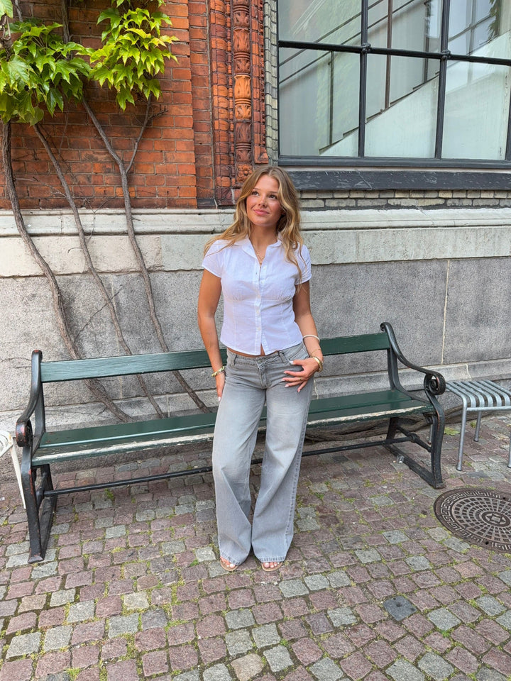 Tabitha | Women’s low-waisted jeans with slim cut and modern outline