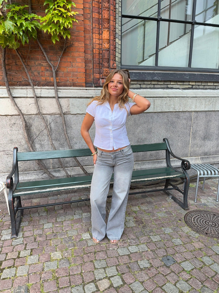 Tabitha | Women’s low-waisted jeans with slim cut and modern outline
