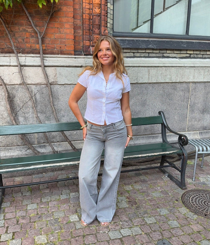 Tabitha | Women’s low-waisted jeans with slim cut and modern outline