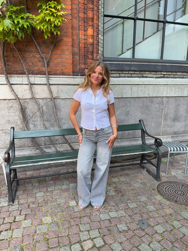 Tabitha | Women’s low-waisted jeans with slim cut and modern outline
