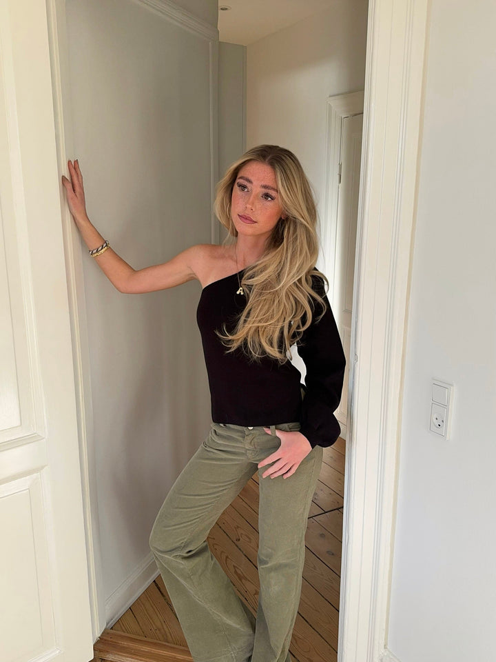 Frankie | Women’s asymmetric knit blouse with side slits