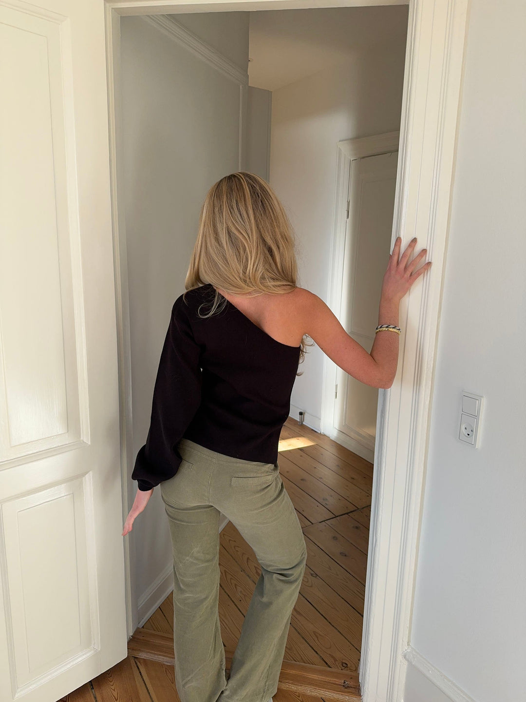 Frankie | Women’s asymmetric knit blouse with side slits