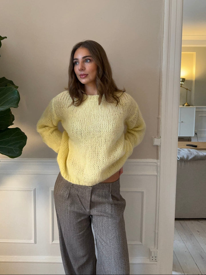 Jenny | Women’s oversized knit sweater with round neck and draped silhouette